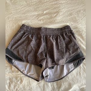 lululemon hotty hot shorts 2.5”